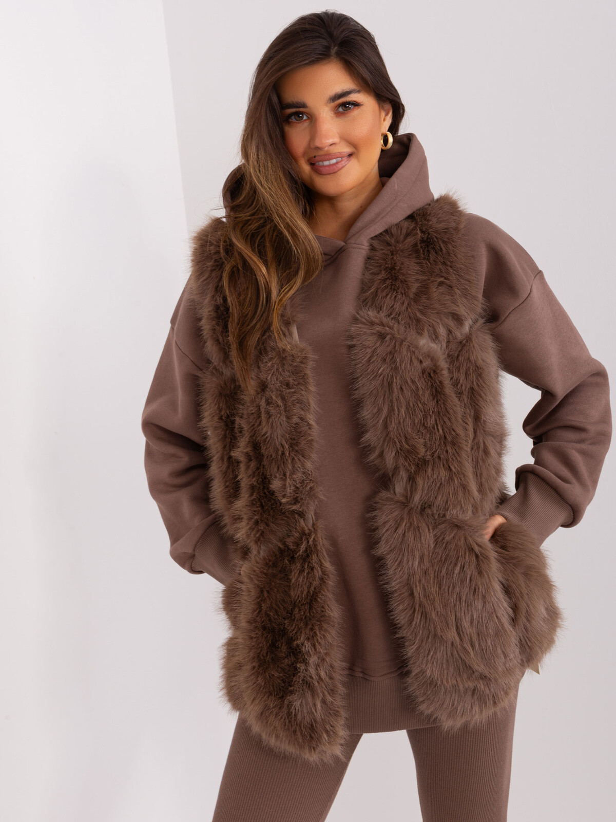 Hnědá chlupatá kožíšková vesta AT-KZ-2375.00P-brown Velikost: M/L