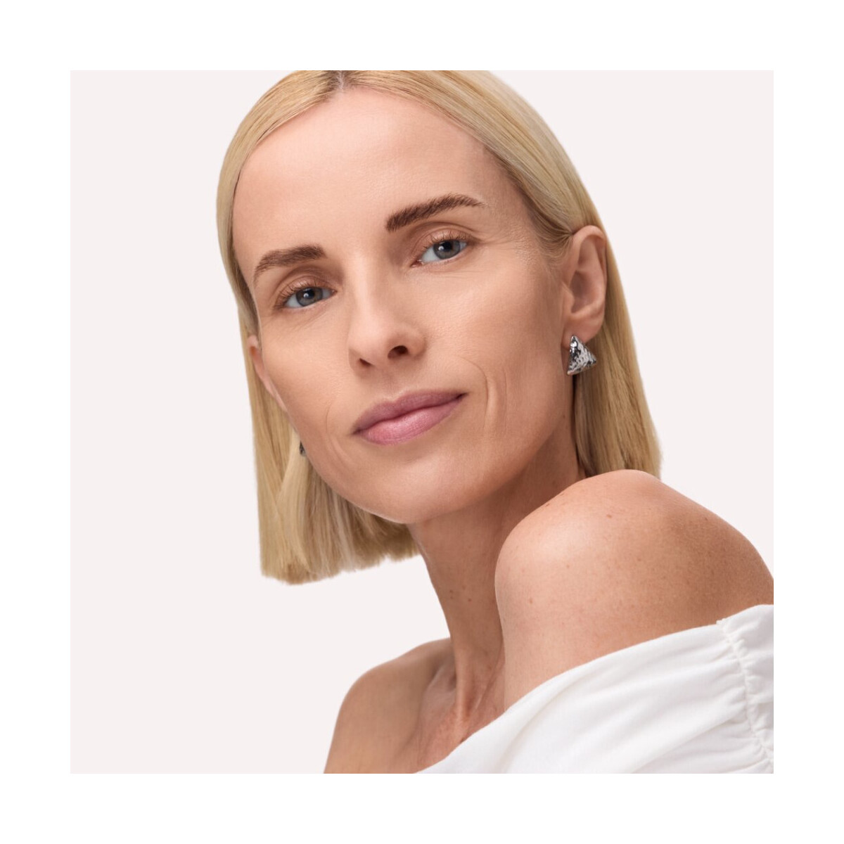 Catrice  Micro Blade Waterproof Eyebrow Pencil - 10 Soft Blonde  Hnědá