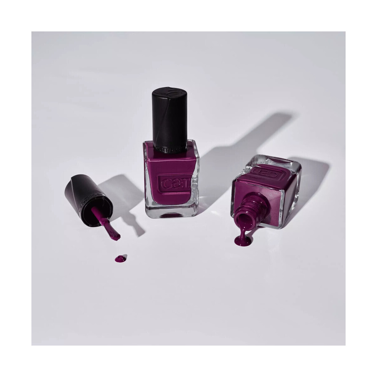 Catrice  Gel Nail Polish Affair - 23 Plum-believable  Černá