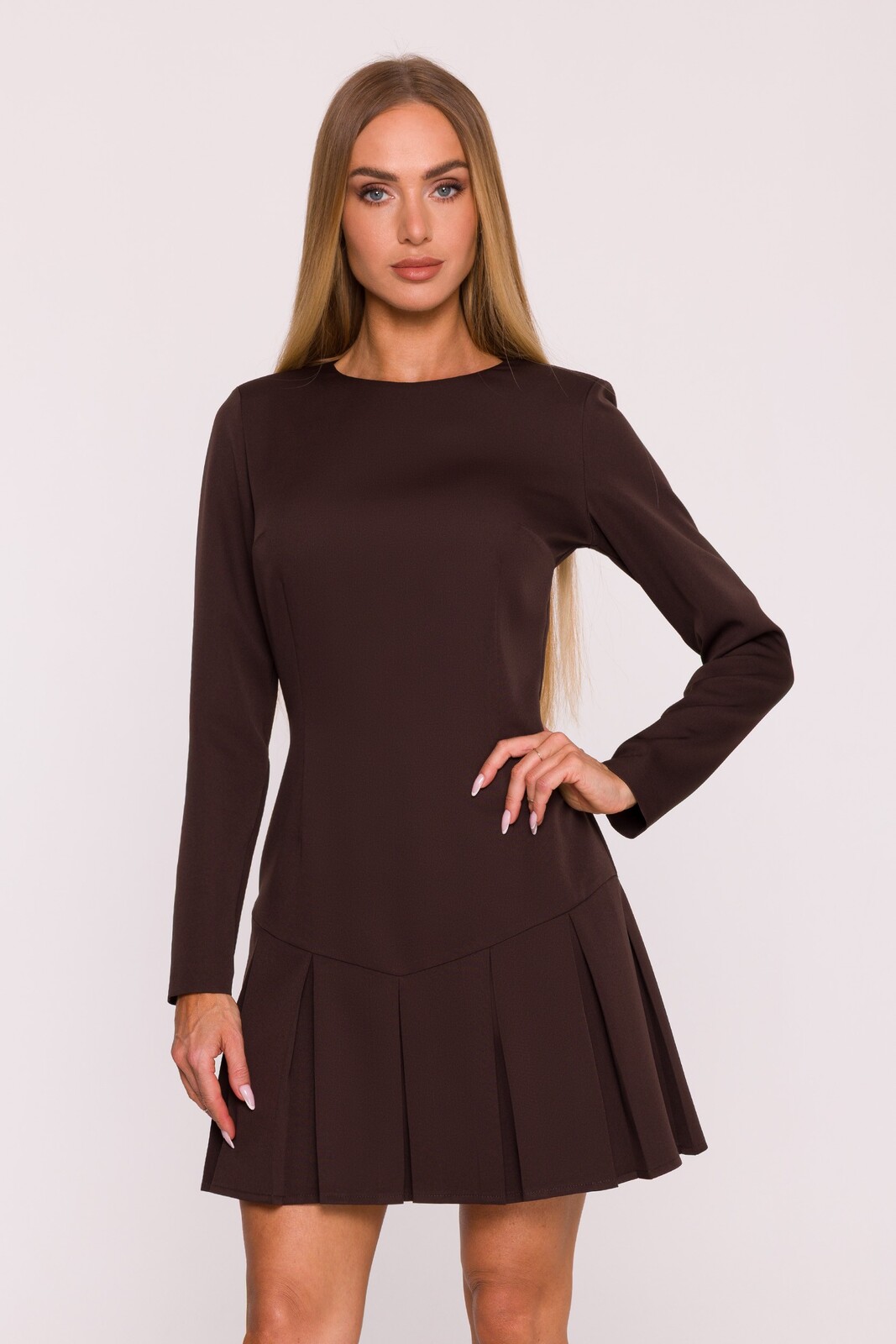 Elegantní mini šaty s boxovými záhyby hnědé
