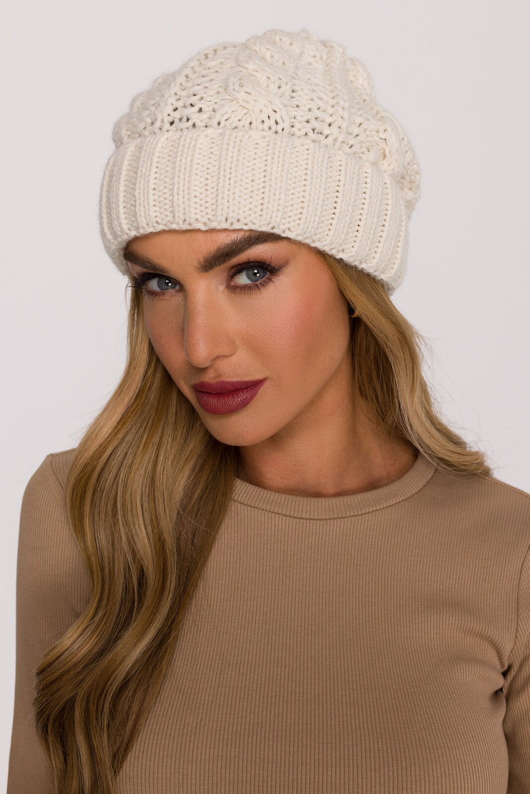 Made Of Emotion Woman's Beanie made of cable-knit yarn - ecru