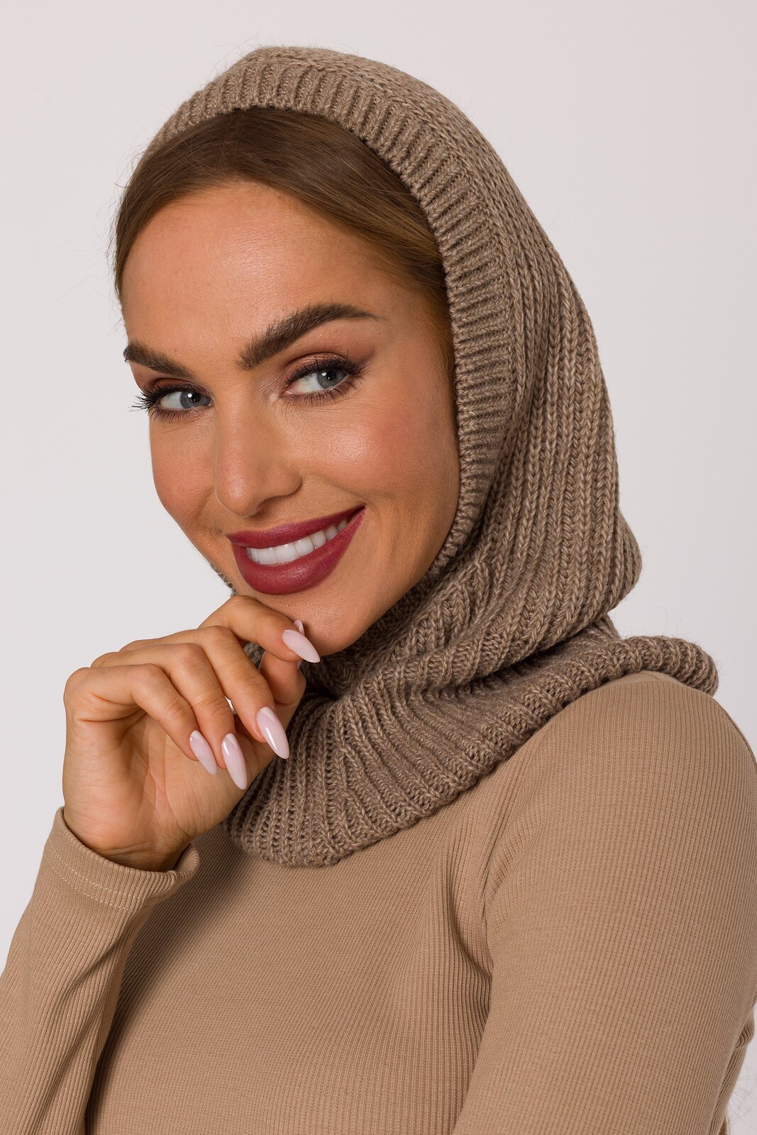 Made Of Emotion Woman's Balaclava-style hood with a fitted neck warmer - beige