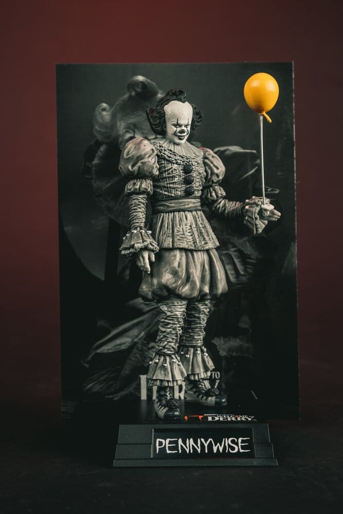 McFarlane | IT: Welcome to Derry - sběratelská soška Pennywise (Black & White) Movie Maniacs 16 cm