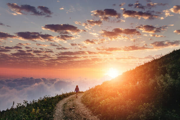 frantic00 Plakát, Obraz - Woman on trail admiring the sunset, frantic00, 40 × 26.7 cm