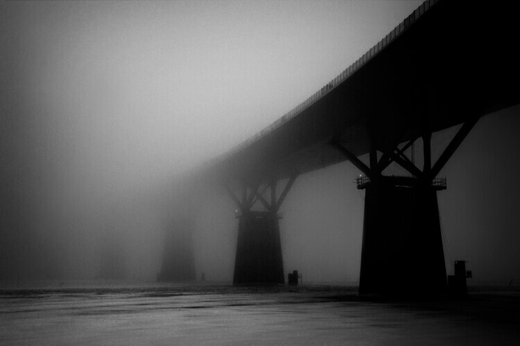 Urban Rundblom Plakát, Obraz - Misty Bridge Silhouettes, Urban Rundblom, 40 × 26.7 cm