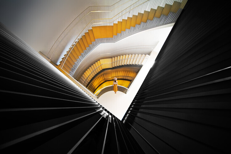 Chao Feng ĺ¤©é¦¬ Plakát, Obraz - Geometric Stairwell Perspective, Chao Feng ĺ¤©é¦¬, 40 × 26.7 cm