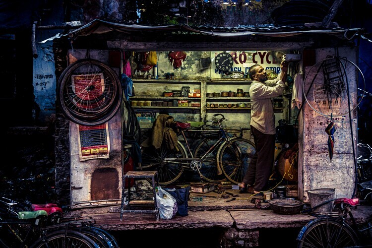 Marco Tagliarino Plakát, Obraz - Night Bicycle Repair Shop, Marco Tagliarino, 40 × 26.7 cm
