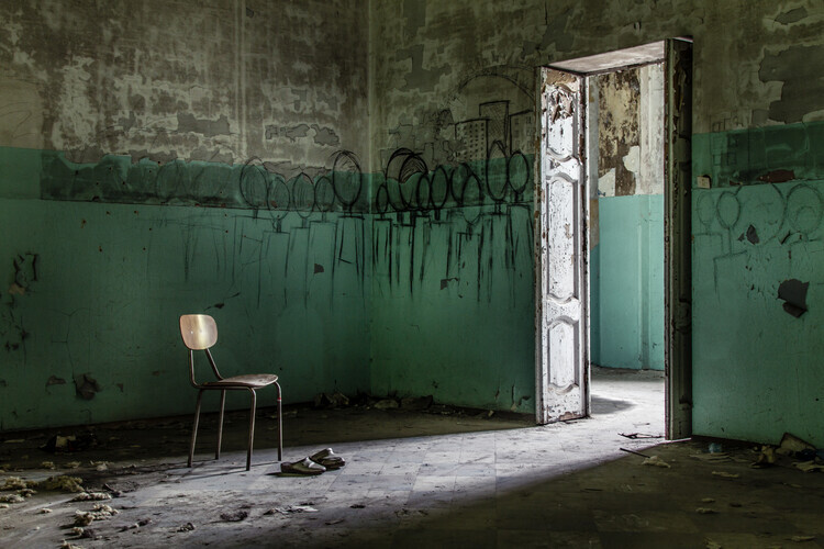 Marco Tagliarino Plakát, Obraz - Lonely Chair Doorway, Marco Tagliarino, 40 × 26.7 cm