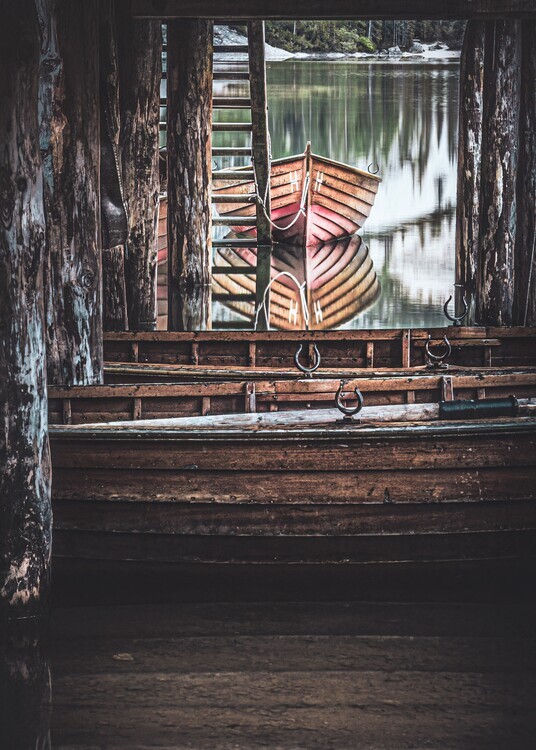 Marco Tagliarino Plakát, Obraz - Rustic Boathouse Reflection, Marco Tagliarino, 30 × 40 cm