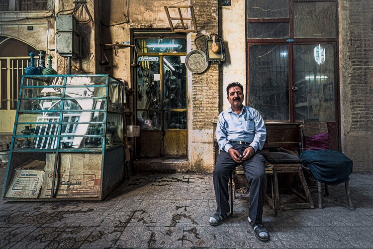 Marco Tagliarino Plakát, Obraz - Smiling Man Old Shop, Marco Tagliarino, 40 × 26.7 cm