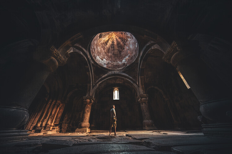 Marco Tagliarino Plakát, Obraz - Man in Ancient Church Light, Marco Tagliarino, 40 × 26.7 cm