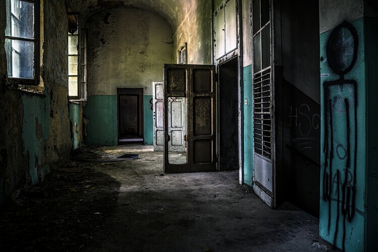 Marco Tagliarino Plakát, Obraz - Eerie Derelict Corridor, Marco Tagliarino, 40 × 26.7 cm