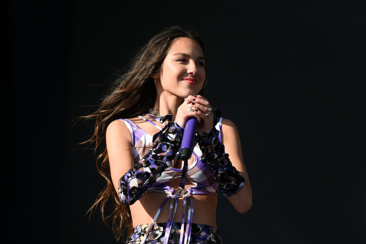 Matthew Baker Plakát, Obraz - Olivia Rodrigo - Glastonbury Festival 2022, 40 × 26.7 cm