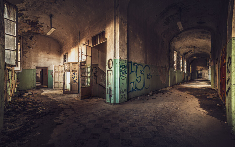 Marco Tagliarino Plakát, Obraz - Forgotten Hallway Light, Marco Tagliarino, 40 × 26.7 cm