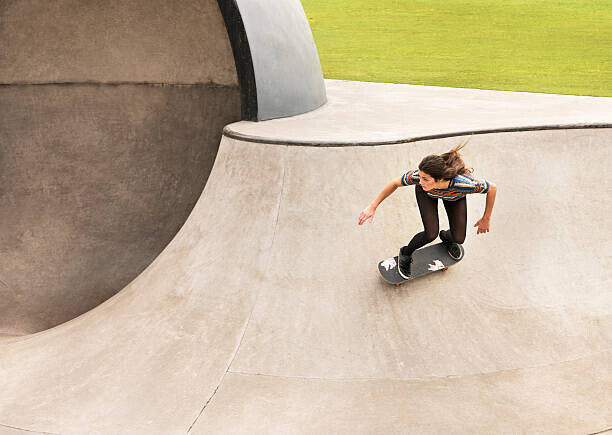 Flashpop Plakát, Obraz - Young woman skateboarding, Flashpop, 40 × 30 cm
