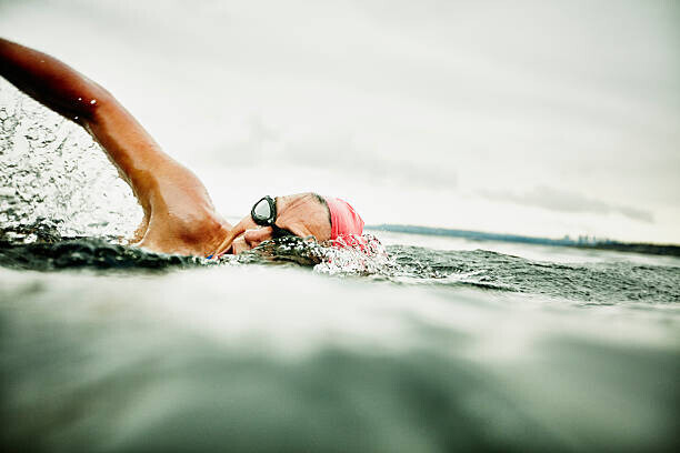 Thomas Barwick Plakát, Obraz - Woman taking a breath during open water swim, Thomas Barwick, 40 × 26.7 cm