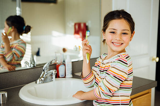 Weekend Images Inc. Plakát, Obraz - Toddler with toothbrush, Weekend Images Inc., 40 × 26.7 cm