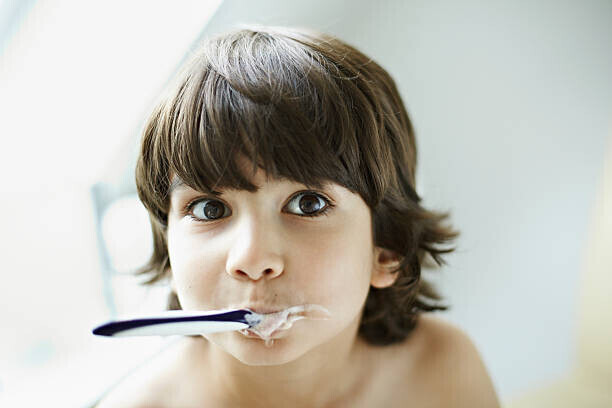 Oliver Rossi Plakát, Obraz - Portrait of boy (7-9) brushing teeth, Oliver Rossi, 40 × 26.7 cm