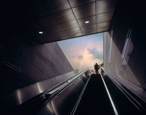 EschCollection Plakát, Obraz - Businessman on escalator moving towards sky, EschCollection, 40 × 30 cm