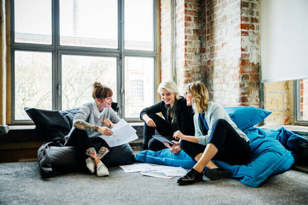 Hinterhaus Productions Plakát, Obraz - Businesswomen talking during an informal meeting, Hinterhaus Productions, 40 × 26.7 cm