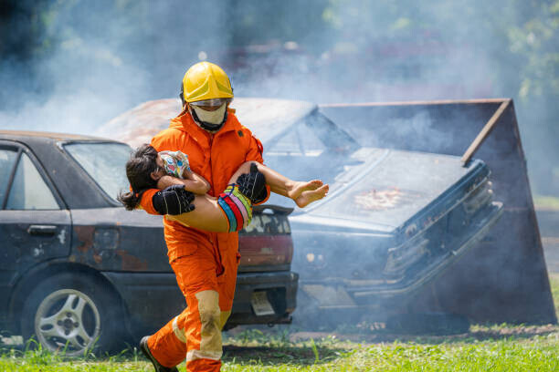 Visoot Uthairam Plakát, Obraz - Firefighter to save child in fire, Visoot Uthairam, 40 × 26.7 cm