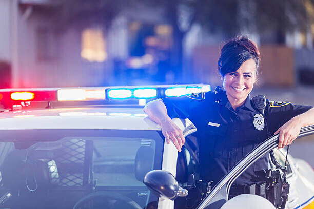 kali9 Plakát, Obraz - Female police officer standing next to patrol car, kali9, 40 × 26.7 cm