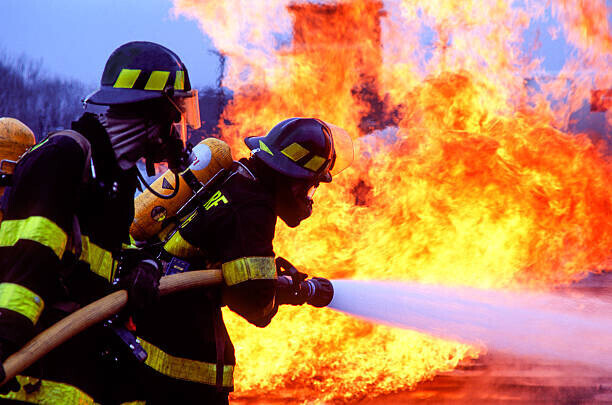 Ted Horowitz Photography Plakát, Obraz - Firemen fighting blaze with hose., Ted Horowitz Photography, 40 × 26.7 cm