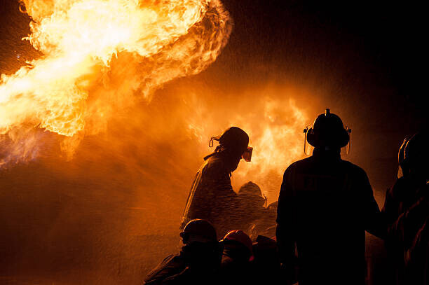Thanarak Plakát, Obraz - Silhouette of Firemen fighting a raging fire, Thanarak, 40 × 26.7 cm
