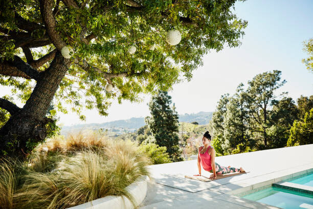 Thomas Barwick Plakát, Obraz - Woman performing yoga on pool deck of home, Thomas Barwick, 40 × 26.7 cm