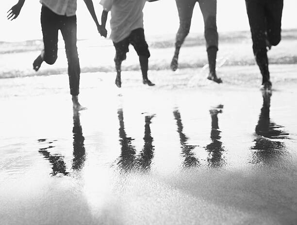 Sam Edwards Plakát, Obraz - Family running on beach, Sam Edwards, 40 × 30 cm