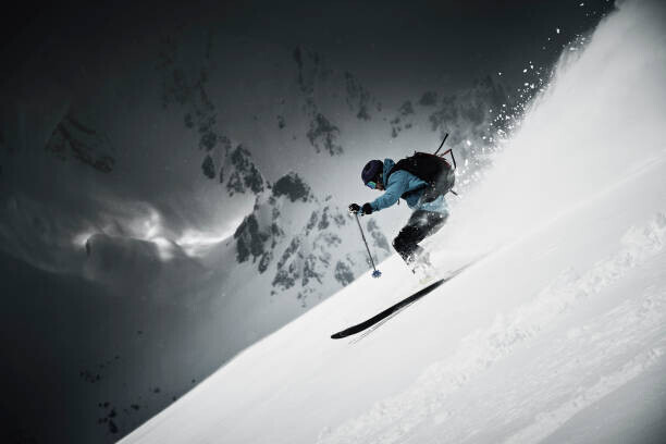 Ross Woodhall Plakát, Obraz - Male skier speeding down steep mountainside,, Ross Woodhall, 40 × 26.7 cm