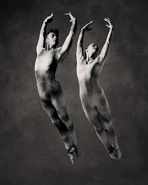 Ray Massey Plakát, Obraz - Male and female dancers in mid-air leap (B&W), Ray Massey, 30 × 40 cm