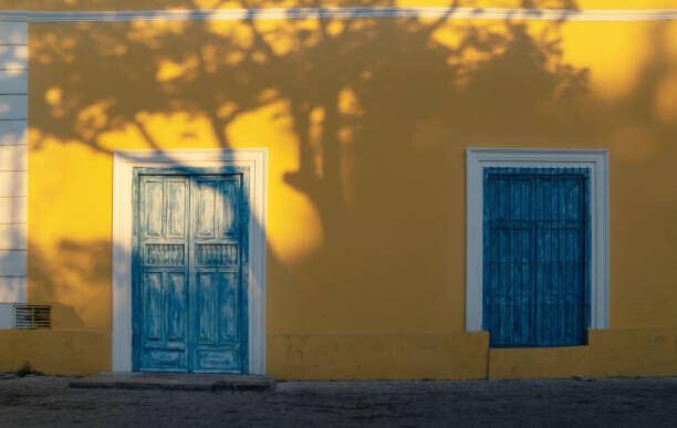 loeskieboom Plakát, Obraz - Sunlit facade of colorful colonial building, loeskieboom, 40 × 26.7 cm