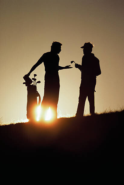 Steve Chenn Plakát, Obraz - Silhouetted Golfers Discussing Strategy, Steve Chenn, 26.7 × 40 cm