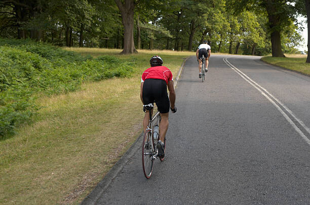 Romilly Lockyer Plakát, Obraz - Two male cyclists on road, rear view, Romilly Lockyer, 40 × 26.7 cm