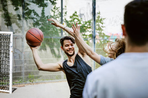 Hinterhaus Productions Plakát, Obraz - Basketball Players Competing For Control Of, Hinterhaus Productions, 40 × 26.7 cm