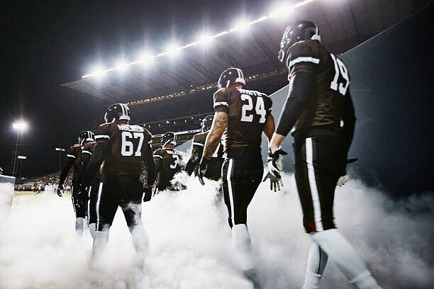 Thomas Barwick Plakát, Obraz - Football team walking out of stadium tunnel, Thomas Barwick, 40 × 26.7 cm