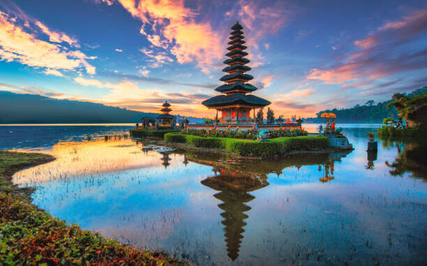 TravelCouples Plakát, Obraz - Pura Ulun Danu Bratan. Hindu temple, TravelCouples, 40 × 26.7 cm