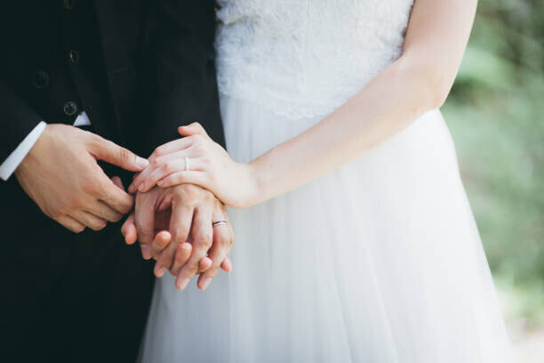 Luke Chan Plakát, Obraz - Close-Up Of Couple Holding Hands, Luke Chan, 40 × 26.7 cm