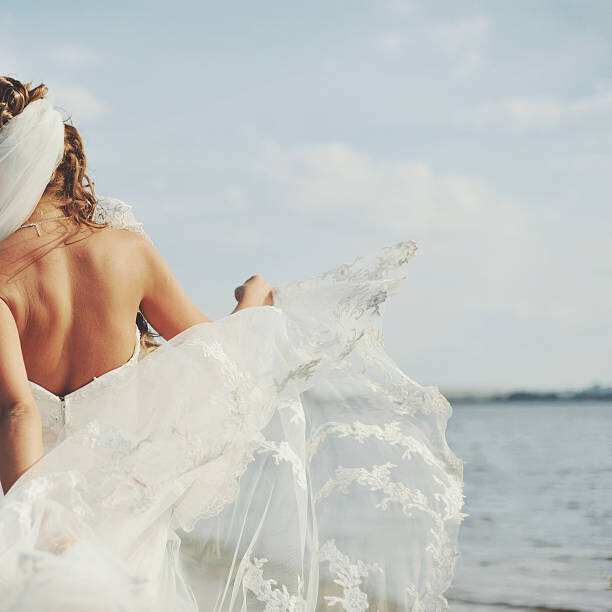 manifeesto Plakát, Obraz - Happy newlywed young caucasian couple, manifeesto, 40 × 40 cm