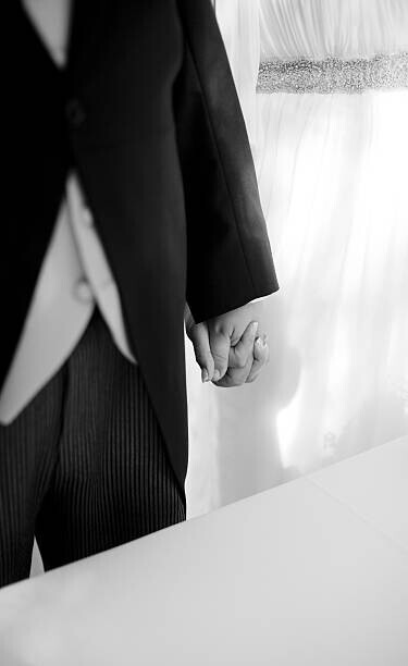 edwardolive Plakát, Obraz - Bride and groom holding hands in, edwardolive, 24.5 × 40 cm