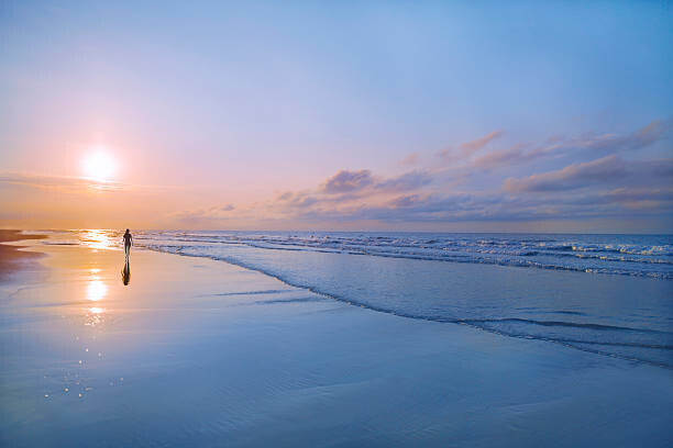 Shannon Fagan Plakát, Obraz - Person walking on beach at sunrise, Shannon Fagan, 40 × 26.7 cm