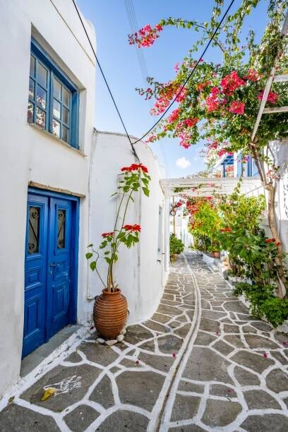 imageBROKER/Mara Brandl Plakát, Obraz - White Cycladic houses with blue door, imageBROKER/Mara Brandl, 26.7 × 40 cm