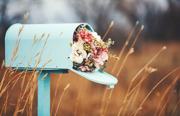 CatLane Plakát, Obraz - Pastel teal mailbox with bouquet of flowers, CatLane, 40 × 26.7 cm