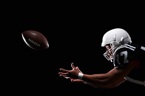 Thomas Northcut Plakát, Obraz - American football player catching ball, side view, Thomas Northcut, 40 × 26.7 cm