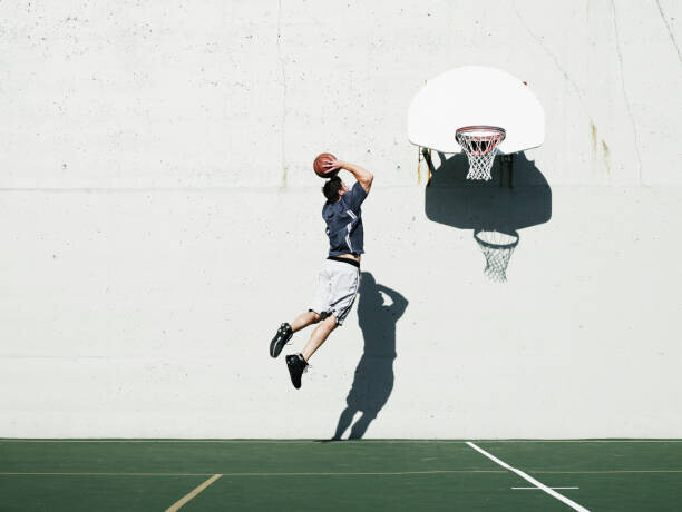 Thomas Barwick Plakát, Obraz - Man dunking basketball on outdoor court,, Thomas Barwick, 40 × 30 cm