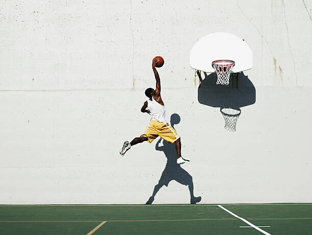 Thomas Barwick Plakát, Obraz - Young man shooting at basketball hoop, Thomas Barwick, 40 × 30 cm