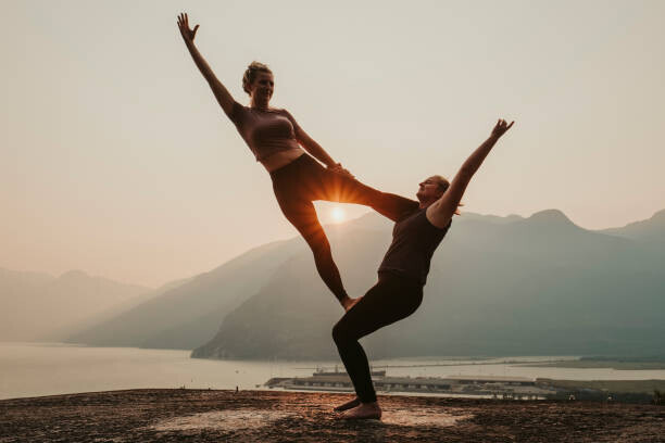 Alex Ratson Plakát, Obraz - Two women do acroyoga on top, Alex Ratson, 40 × 26.7 cm