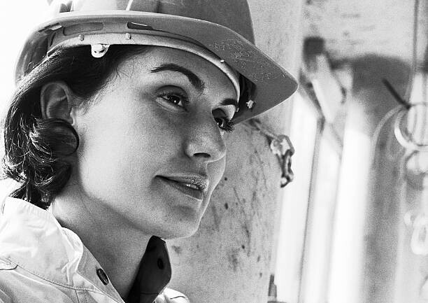 James Hardy Plakát, Obraz - Woman wearing hard hat, close-up, b&w, James Hardy, 40 × 30 cm