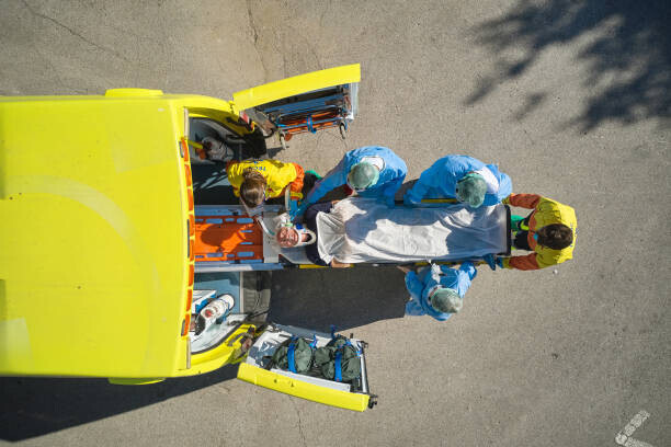 xavierarnau Plakát, Obraz - Emergency Team Removing Man from Ambulance, xavierarnau, 40 × 26.7 cm